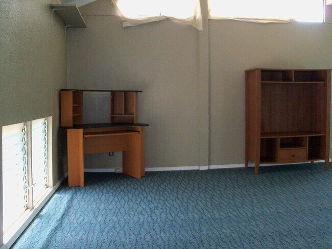 Building Photo - Ocean View One Bedroom Duplex