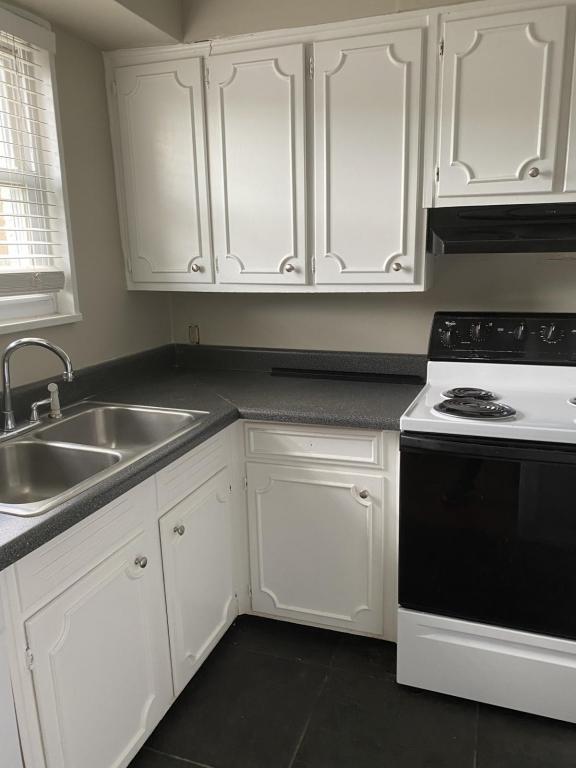 Building Photo - 605 University Ridge Unit 1B