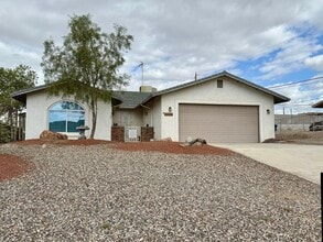Building Photo - 3167 Daytona Ave