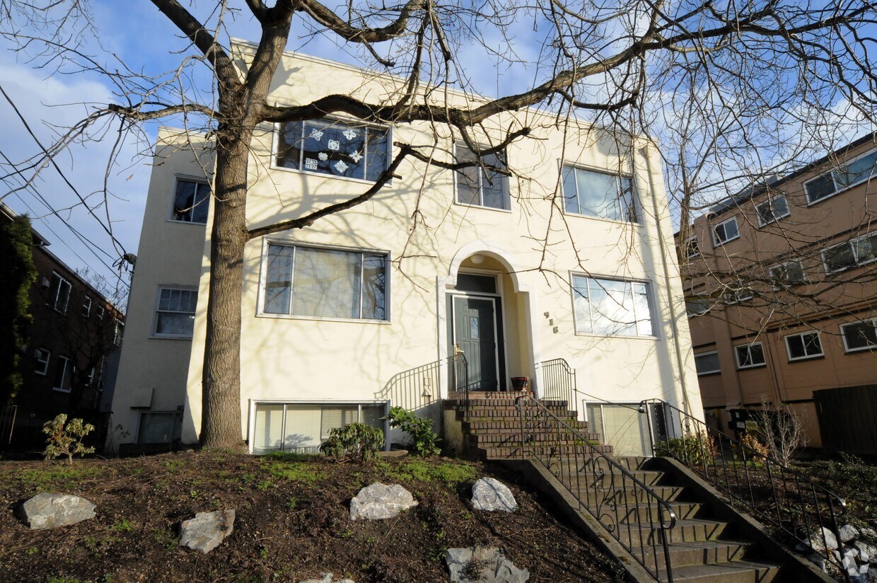 Primary Photo - 916 10th Ave E