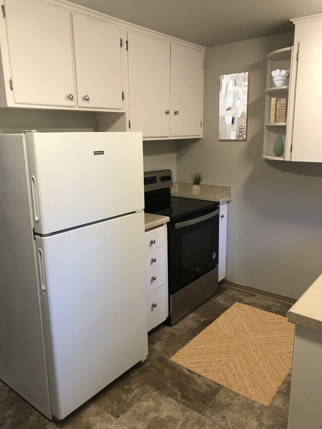 Kitchen - 103 Lake Louise Dr SW