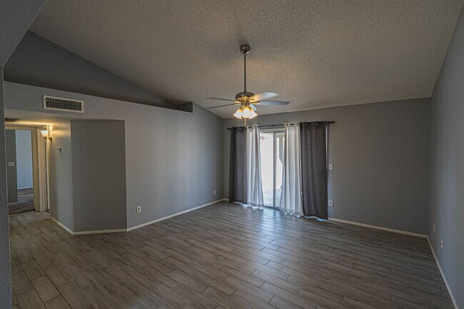 Building Photo - Flexible Floor Plan & Fabulous Pool: Perfe...