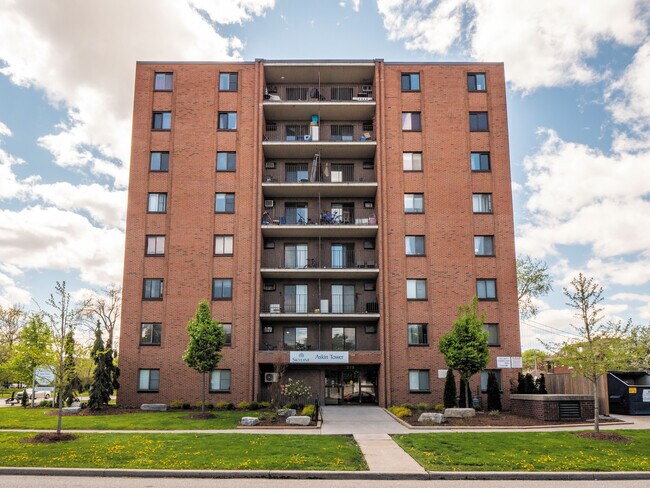 Photo du bâtiment - Askin Tower Apartments