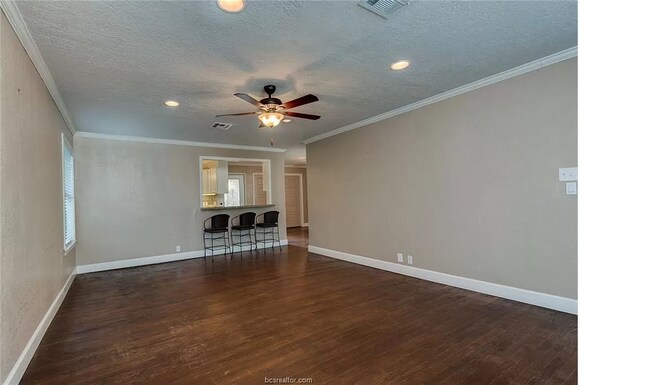 Foto del edificio - Comfy 4-Bed/3-Bath 3 blocks from A&M with all appliances, backyard, 5 min to grocery store