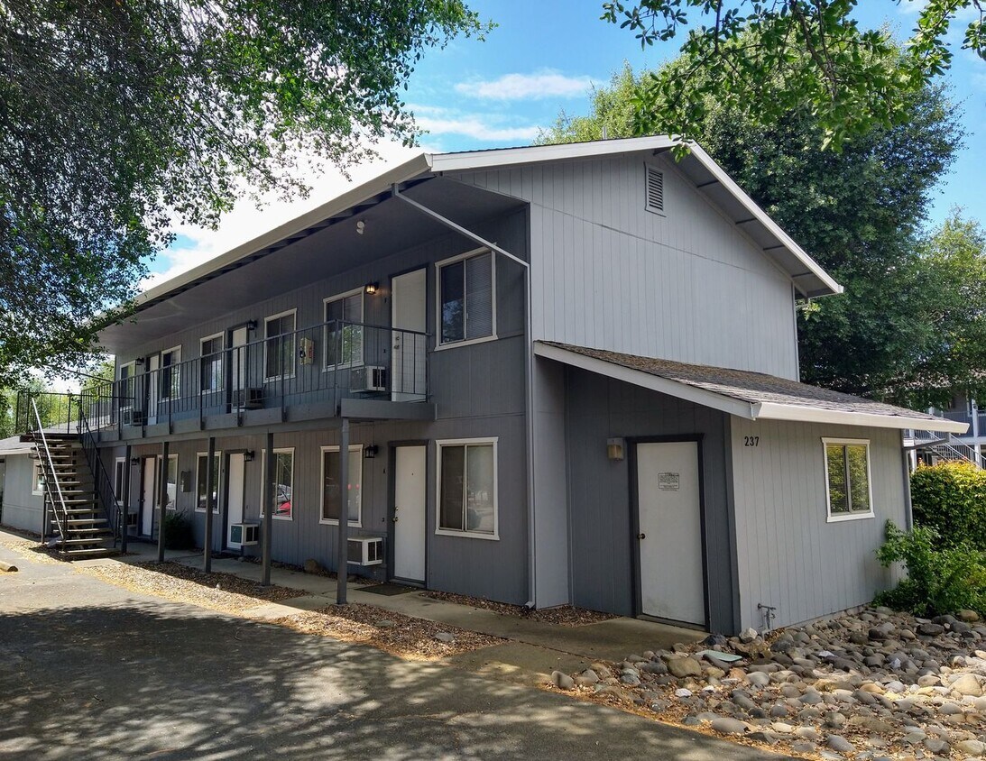 Foto principal - 237 Boulder Creek Dr