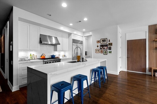 Photo - 2749 N Lakewood Ave Apartment