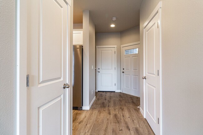 Building Photo - NEWER Luxury Town Home near Downtown Vanco...