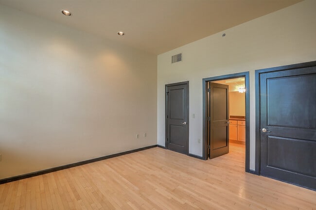 Bedroom/Bath - 303 Central Ave NE
