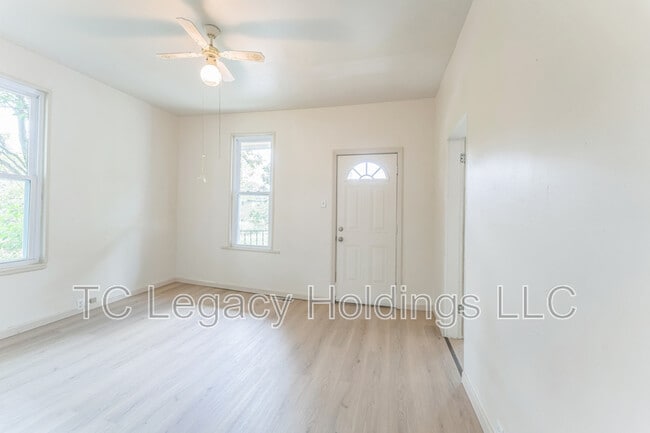 Building Photo - 907 Floral Ave