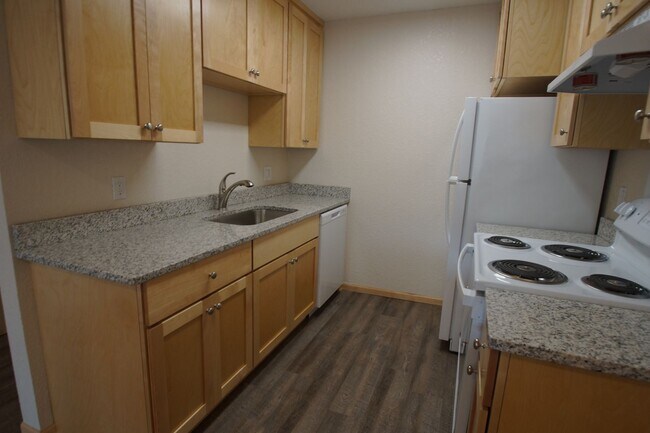 Foto del edificio - Newly Renovated Top-Floor One-Bedroom with East-Facing Balcony