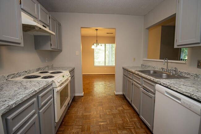 Building Photo - Spacious 2BR 2BA townhome in Village Creek!