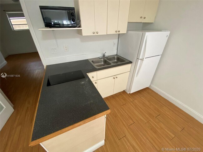 Building Photo - 10080 W Bay Harbor Dr