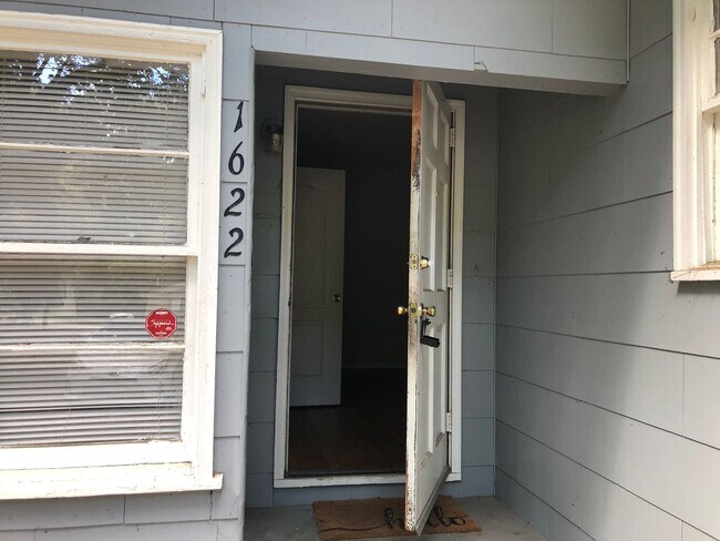 Foto del edificio - 4 Bed/ 2 bath House with Fenced Yard!! Available August 2026!