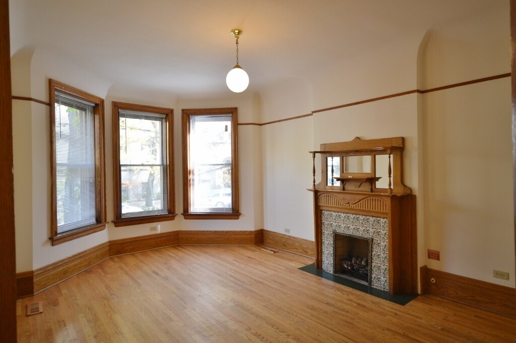 Primary Photo - 2214 N Kenmore Ave