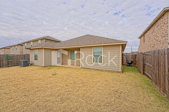 Building Photo - 2301 Scarlet Ln