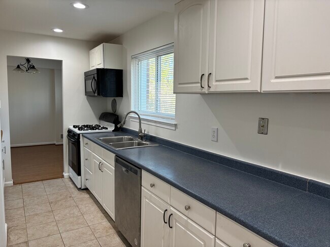 Foto del edificio - 8903 Victoria Rd