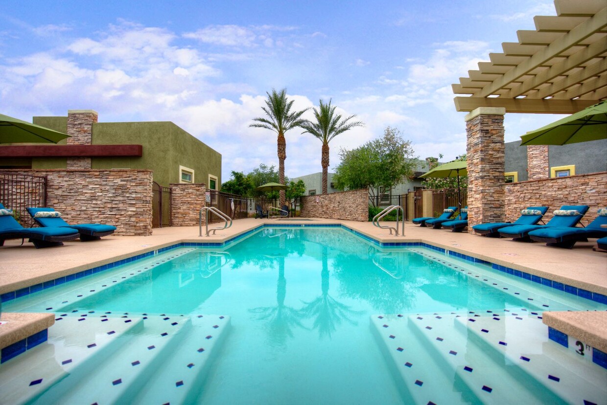 Piscina y patio de la piscina - Palm Valley Villas