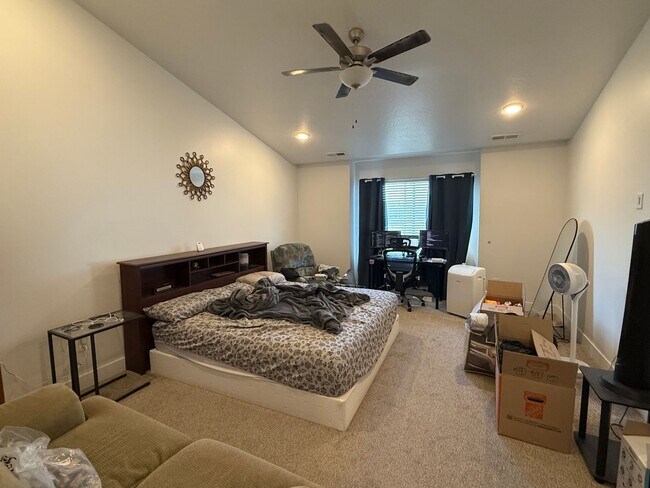 Building Photo - Beautiful town home for rent.