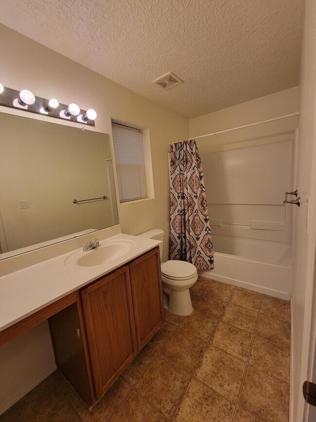 Building Photo - 5523 Luna Dr
