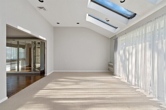 Foto del edificio - 733 Hillcrest Pl