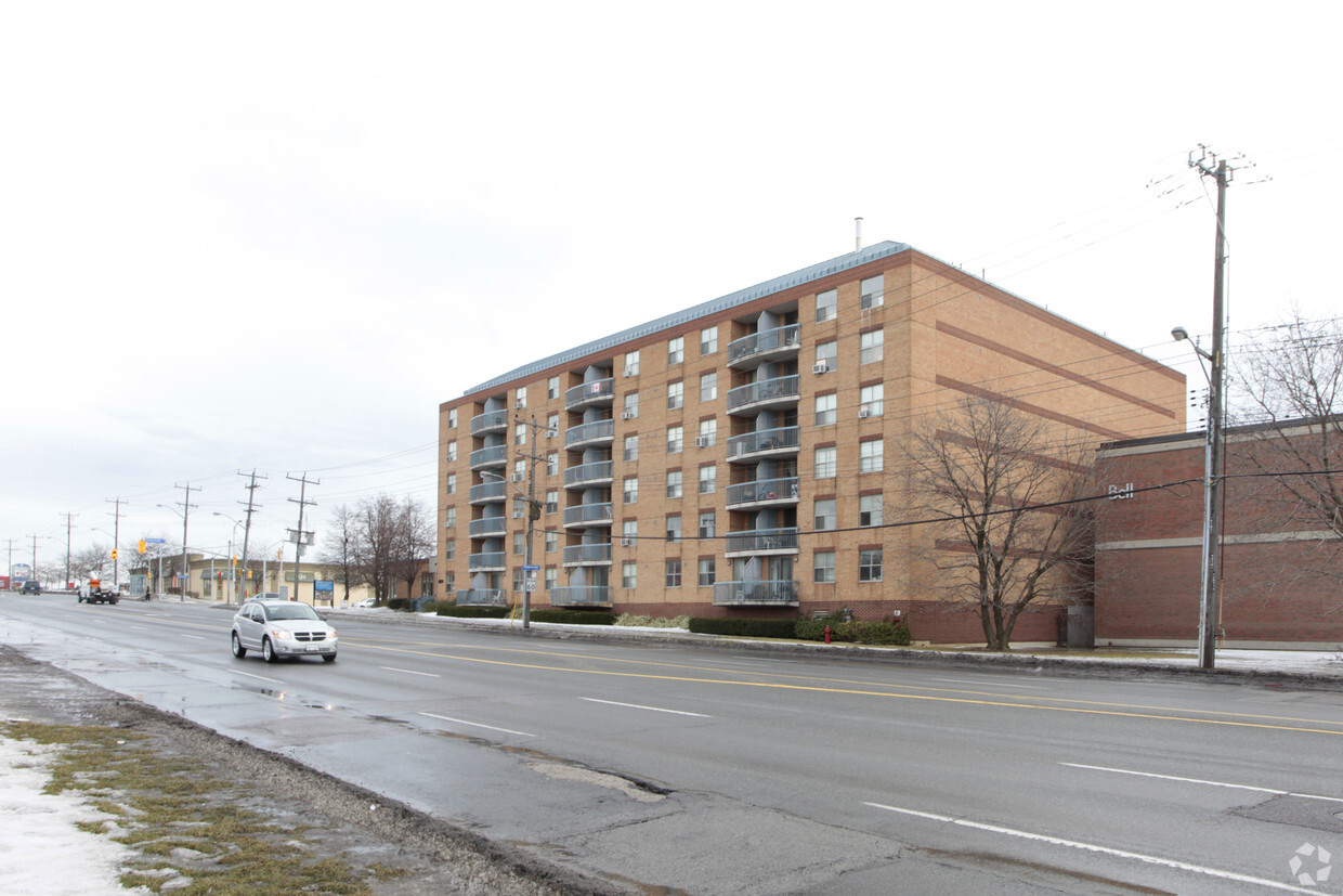 Building Photo - 3379 Lawrence Ave