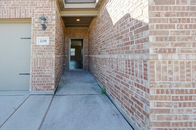 Building Photo - This beautiful home features 3 bedrooms, 2 full bathrooms, a large living area, and a dedicated s...