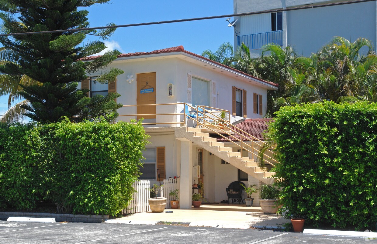 Building Photo - Block To Beach Inn