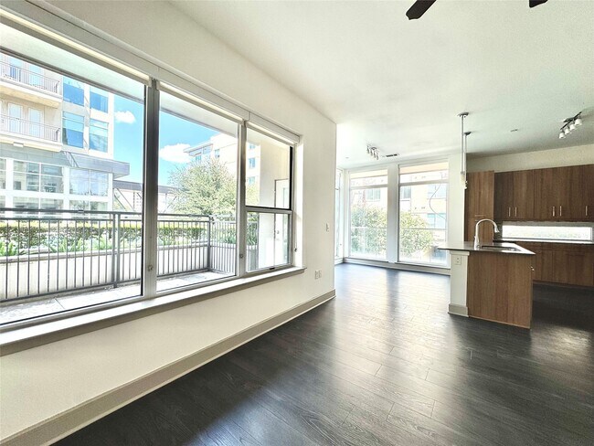 Building Photo - 2111 Westheimer Rd