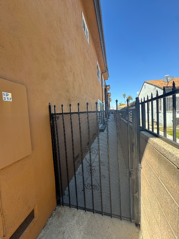 Building Photo - 317 E Hazel St