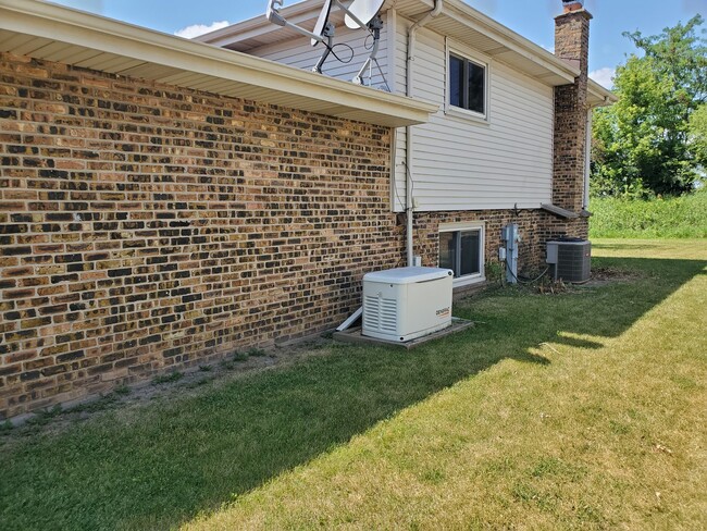 Building Photo - 543 Willow Ln