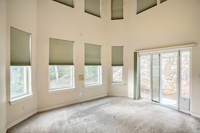 Building Photo - 692 Louis Dr
