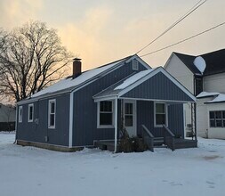 Building Photo - 904 Front Ave