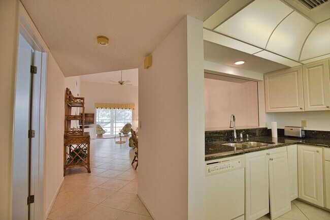 Building Photo - Annual Furnished 2nd Floor Condo on Capri ...
