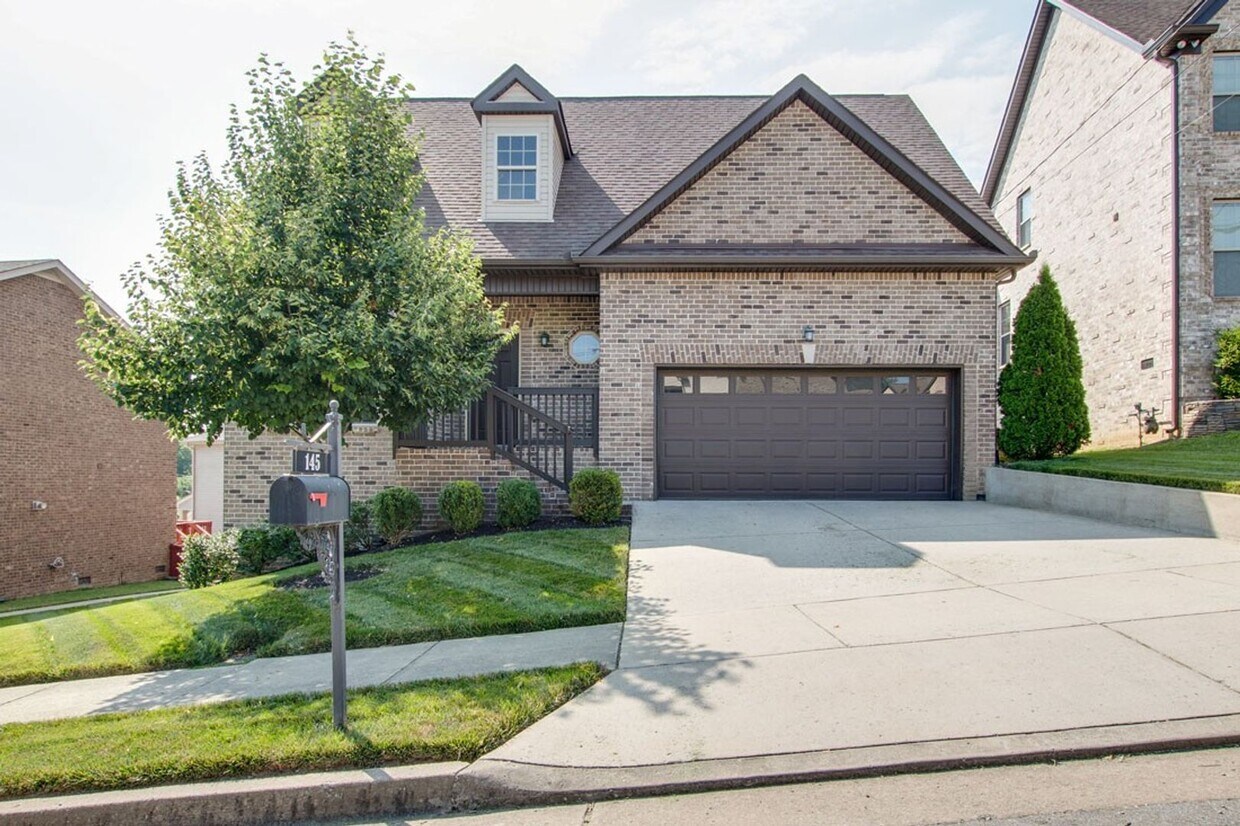 Foto principal - Fantastic brick home located just minutes ...