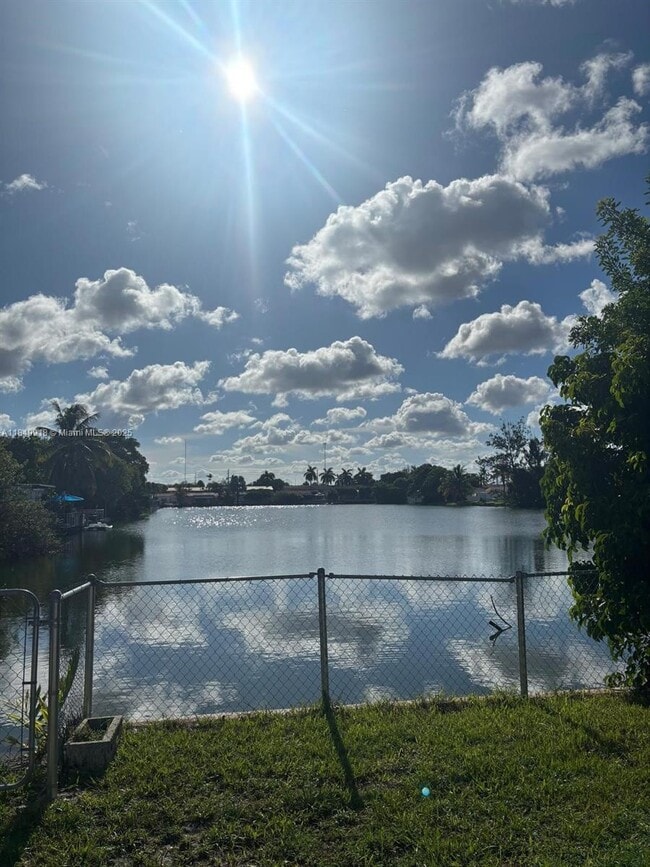 Building Photo - 250 SW 10th Ave