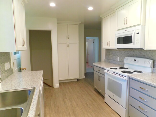 Building Photo - 2455 Skyline Dr