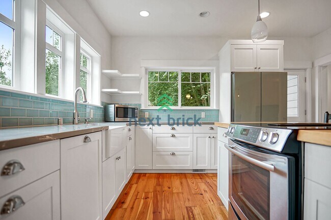 Foto del edificio - 3 Bed 2.5 Bath for Rent in Lake Forest Park!