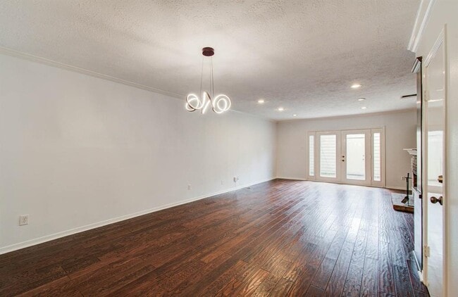 Building Photo - 926 Memorial Village Dr