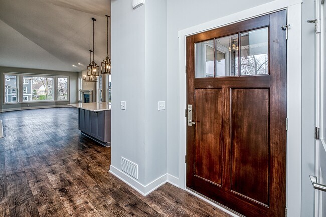 Foto del edificio - 5295 Upland Ln N