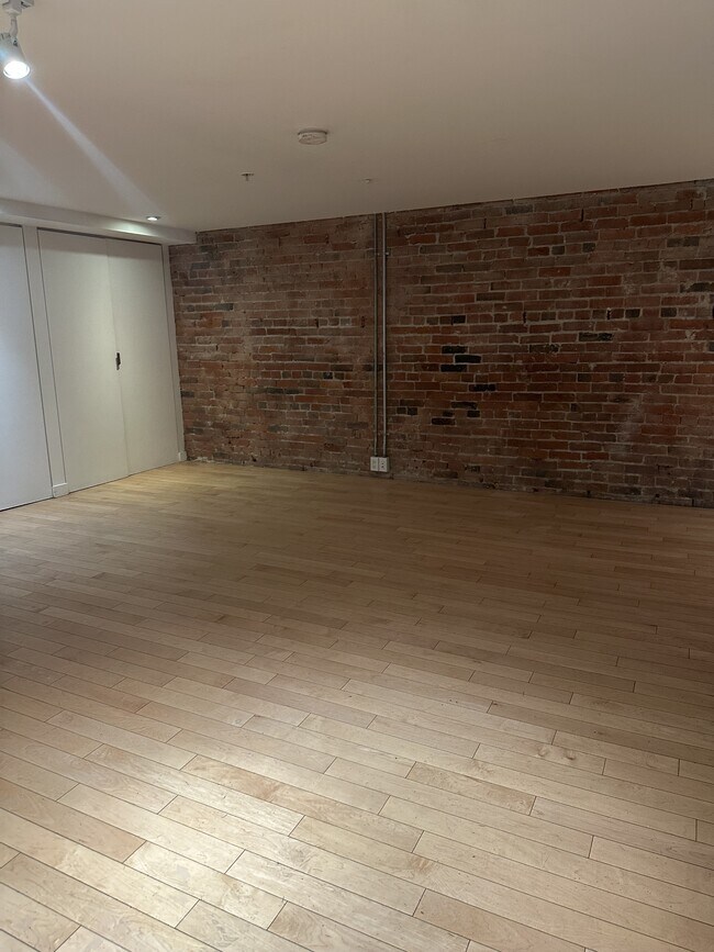 Photo du bâtiment - 53-153 W Hastings St