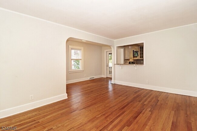Building Photo - 10 Cedar Ln