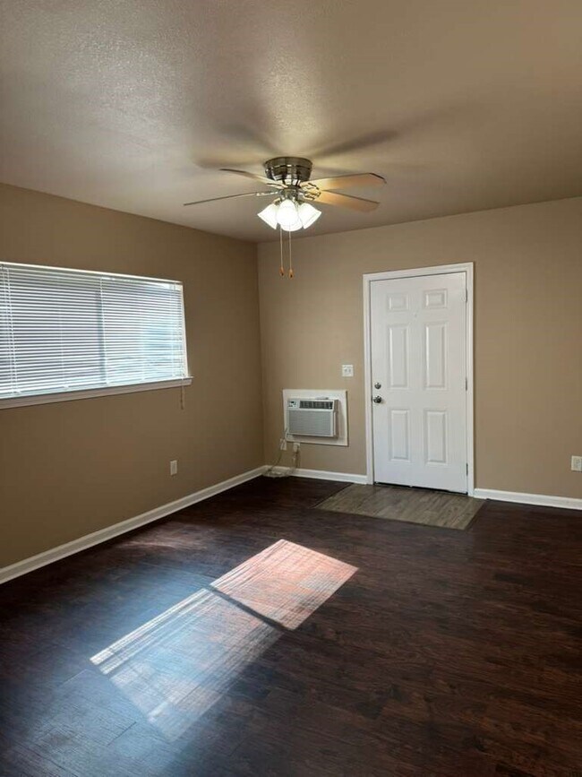 Foto del edificio - 1225 W 25th St