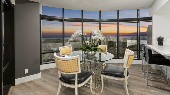 Foto del edificio - 200 W Harbor Dr