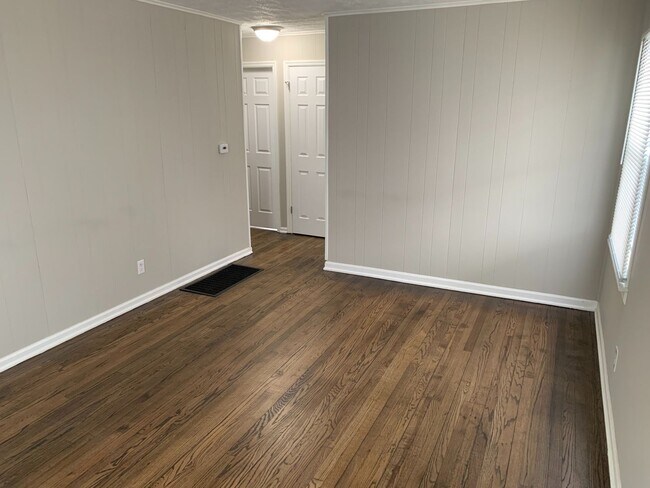 Building Photo - Three Bedroom One Bathroom Home in Columbus!
