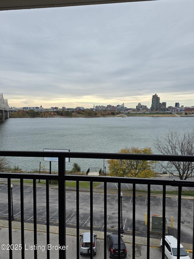 Building Photo - 1 Riverpointe Plaza