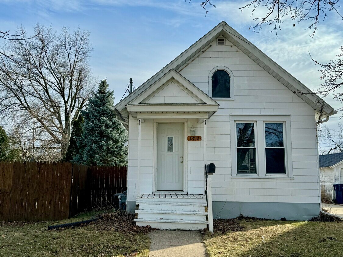 Primary Photo - 1324 E Holmes St
