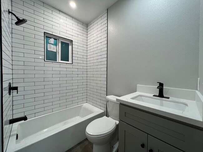 Foto del edificio - 1750 W 82nd St