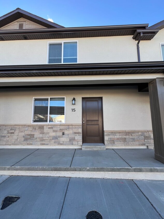 Foto principal - Brand NEW Cedar City Townhome!