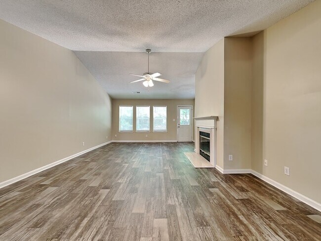 Building Photo - Spacious Retreat with Vaulted Ceilings & P...