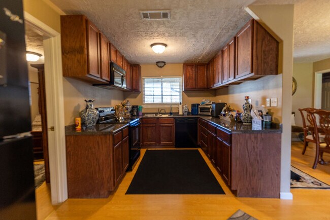 Building Photo - 230 Myers Ln